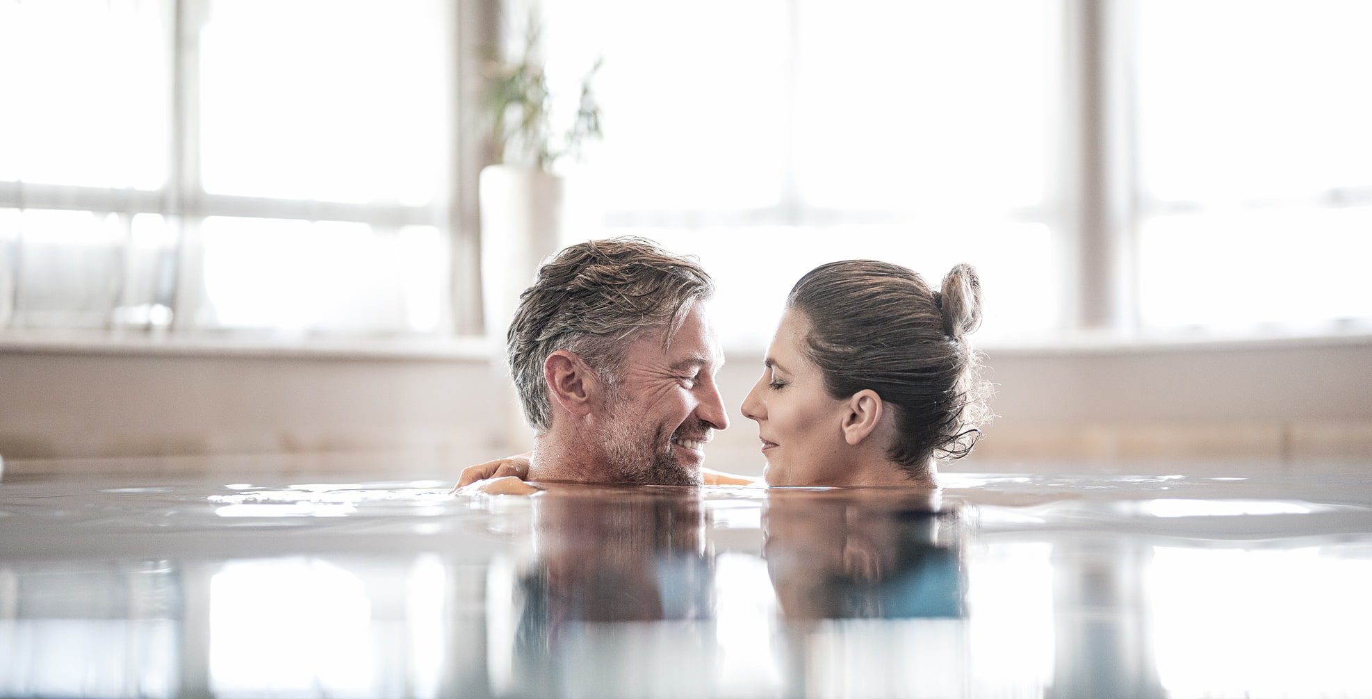Paar verliebt im Indoor Pool im Hotel BERGERGUT ****s