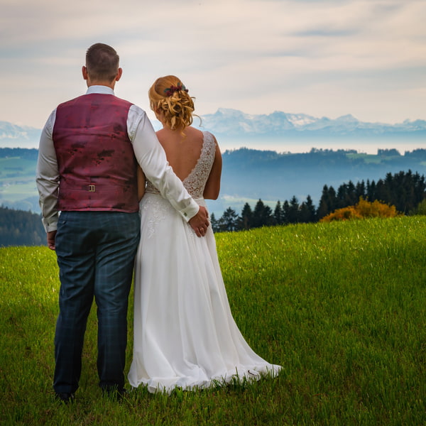 Hochzeits Fotoshooting vor dem Bergpanorama vorm Hotel Bergergut ****s