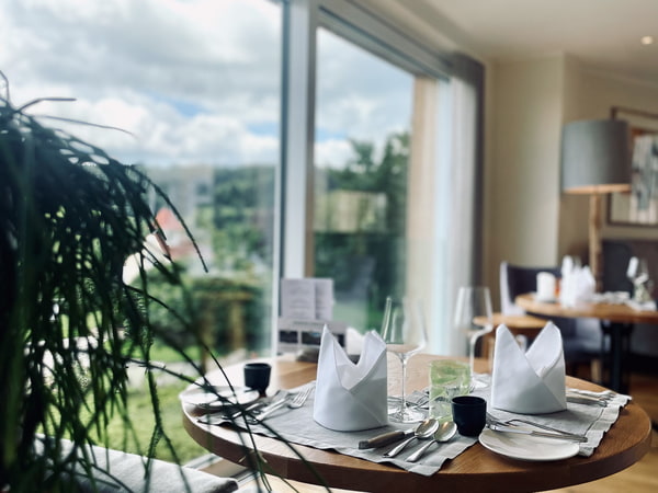 Gedeckter Tisch im Restaurant Hotel Bergergut
